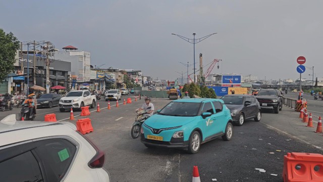 TP. Hồ Chí Minh: Xe tải cán người, tài xế kéo nạn nhân ra khỏi gầm rồi bỏ chạy | 60 Giây Sáng ngày 16/10/2026 - Ảnh 2.