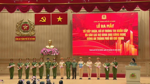 Lễ ra mắt mô hình mới hoặc cán bộ công an đang làm việc tại Trung tâm Thông tin Chỉ huy - Ảnh 1.
