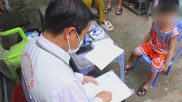 Nhân viên y tế phun khử khuẩn hoặc đang cấp phát thuốc cho học sinh tại trường học - Ảnh 2.