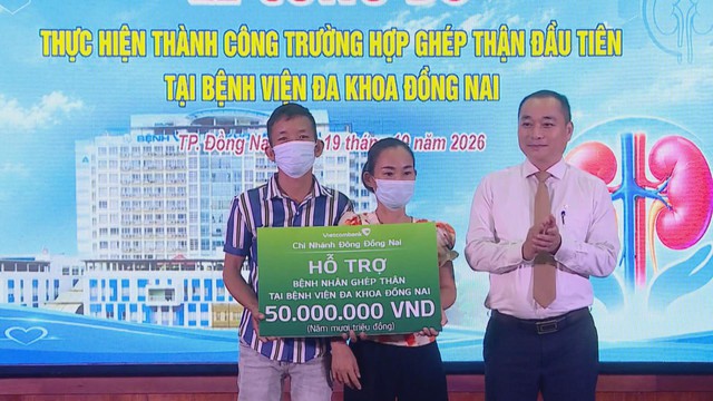 Đại diện ngân hàng trao bảng hỗ trợ 50 triệu đồng cho bệnh nhân ghép thận trên sân khấu sự kiện - Ảnh 3.