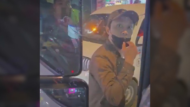 Góc nhìn từ camera trong xe tải cho thấy người đàn ông đi xe đạp điện đang chặn đầu xe giữa đường - Ảnh 1.