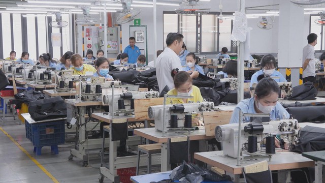 Công nhân ngành dệt may nỗ lực làm việc, duy trì sản xuất để đảm bảo tiến độ đơn hàng - Ảnh 2.