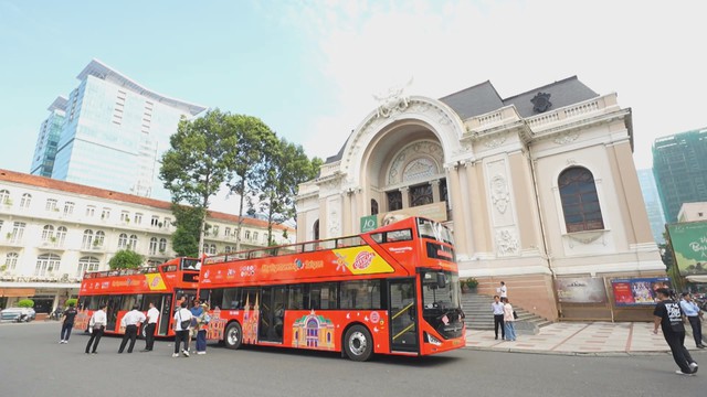 TP. Hồ Chí Minh: Xe buýt điện 2 tầng đầu tiên đi vào hoạt  - Ảnh 1.