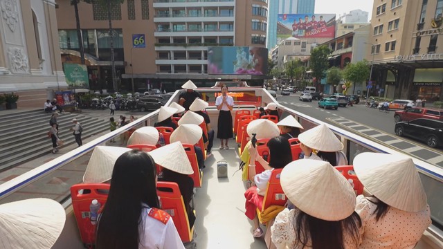 TP. Hồ Chí Minh: Xe buýt điện 2 tầng đầu tiên đi vào hoạt  - Ảnh 2.