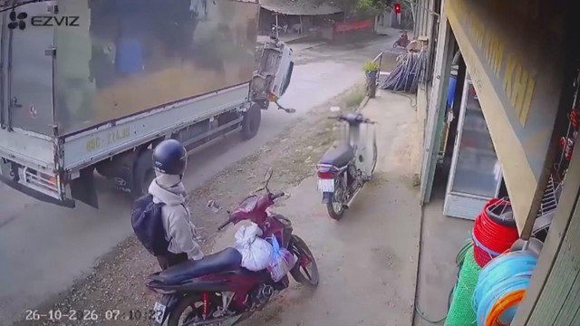 Cabin xe tải gãy gập khi xuống dốc làm một người tử vong | 60 Giây Sáng ngày 26/10/2026 - Ảnh 1.