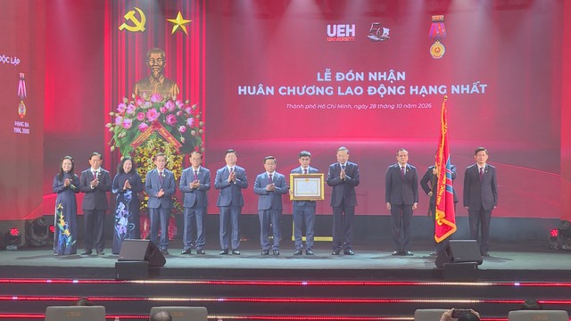 Tổng Bí thư, Chủ tịch nước Tô Lâm trao tặng Huân chương Lao động hạng Nhất | Thời sự HTV ngày 28/10/2026 - Ảnh 1.