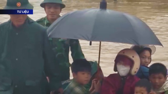 Mưa lớn từ Hà Tĩnh đến Đà Nẵng, Biển Đông gió mạnh, sóng cao 4m - Ảnh 1.