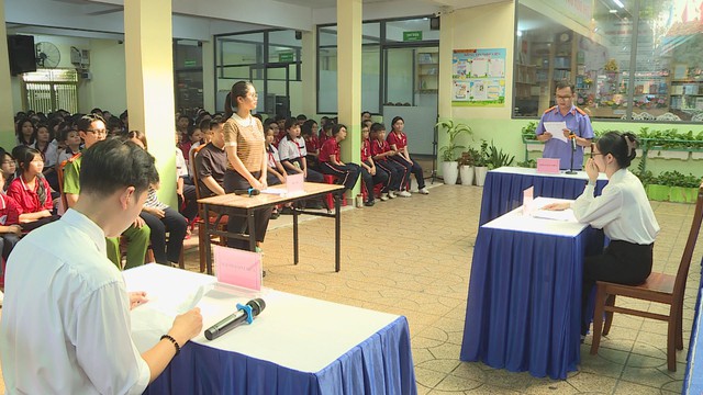 Học sinh tìm hiểu pháp luật qua phiên tòa giả  - Ảnh 1.