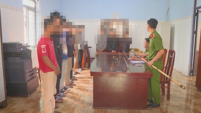 Đắk Lắk: Học sinh mang hung khí giải quyết mâu thuẫn trên mạng - Ảnh 1.