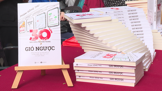 Gói trọn kinh nghiệm 30 năm làm báo và truyền thông trong cuốn sách "Gió ngược" - Ảnh 2.