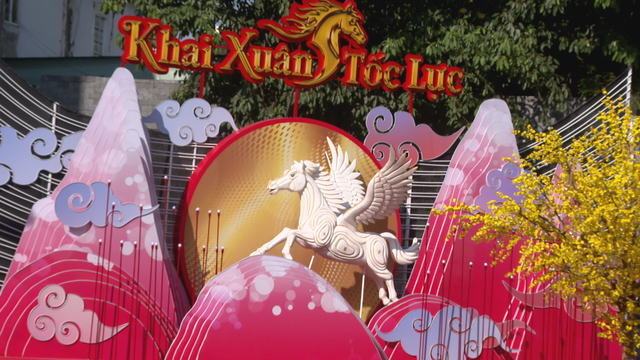 Độc đáo linh vật ngựa khổng lồ tại lễ hội Tết Việt TP. Hồ Chí Minh - Ảnh 1.