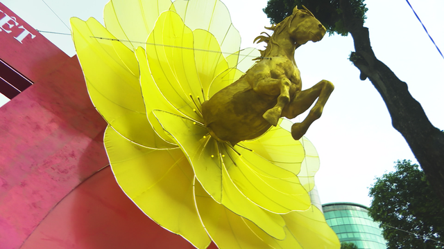 Độc đáo linh vật ngựa khổng lồ tại lễ hội Tết Việt TP. Hồ Chí Minh - Ảnh 2.