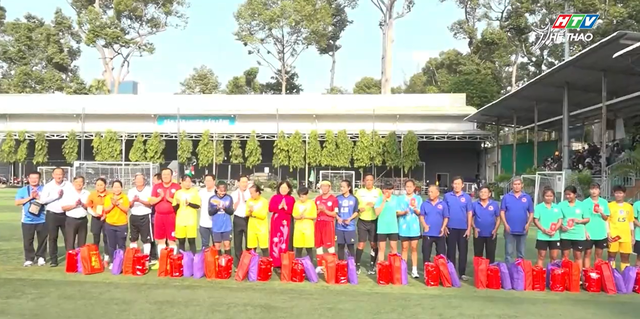 Trao quà tri ân, hỗ trợ nữ cựu cầu thủ có hoàn cảnh khó khăn- Ảnh 1. Trao quà tri ân, hỗ trợ nữ cựu cầu thủ có hoàn cảnh khó khăn- Ảnh 1.