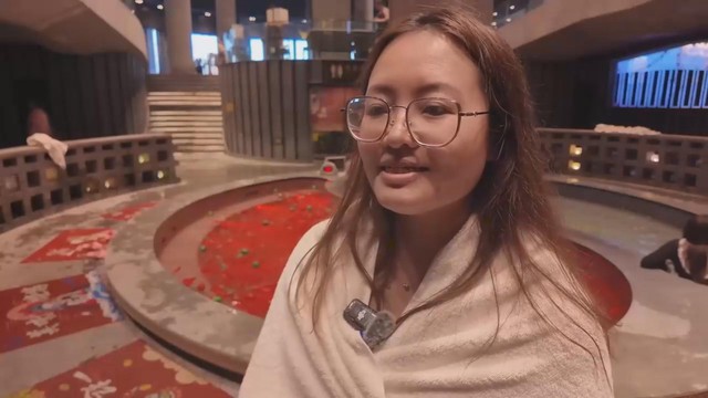 Trung Quốc: Tắm nước khoáng trong... nồi lẩu âm dương - Ảnh 1.