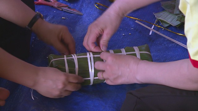 TP. Hồ Chí Minh khai mạc Hội thi "Gói - Nấu bánh tét" lần thứ 14 năm 2026 - Ảnh 2.