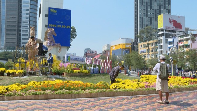 TP. Hồ Chí Minh “thay áo mới” loạt khu đất vàng, sẵn sàng đón người dân du xuân - Ảnh 1.