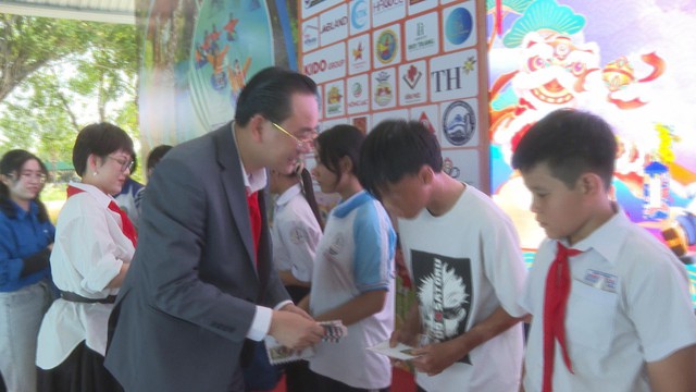 "Vòng tay yêu thương - Trao xuân yêu thương" 2026: Sưởi ấm những phận đời kém may mắn - Ảnh 3.