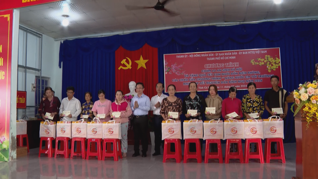 TP. Hồ Chí Minh trao tặng quà Tết tại tỉnh Cà Mau - Ảnh 4.