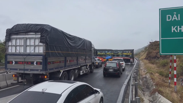 60 Giây ngày 11/2/2026 | Xe khách nằm chắn ngang, cao tốc Cam Lâm - Vĩnh Hảo ùn tắc kéo dài  - Ảnh 1.