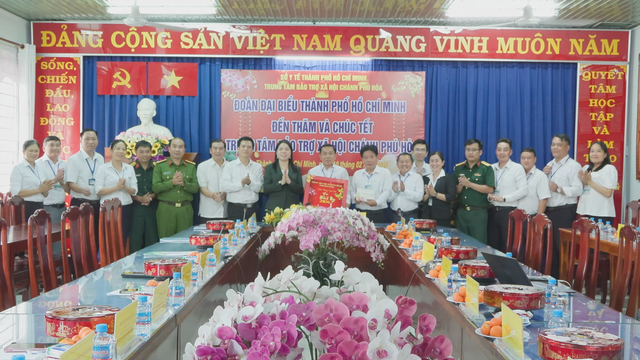 Lãnh đạo TP. Hồ Chí Minh thăm, chúc Tết hộ khó khăn và các đơn vị phía Bắc Thành phố - Ảnh 4.