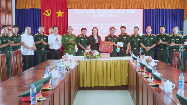 Lãnh đạo TP. Hồ Chí Minh thăm, chúc Tết hộ khó khăn và các đơn vị phía Bắc Thành phố - Ảnh 5.