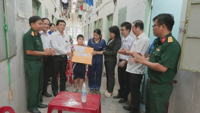 Lãnh đạo TP. Hồ Chí Minh thăm, chúc Tết hộ khó khăn và các đơn vị phía Bắc Thành phố - Ảnh 3.