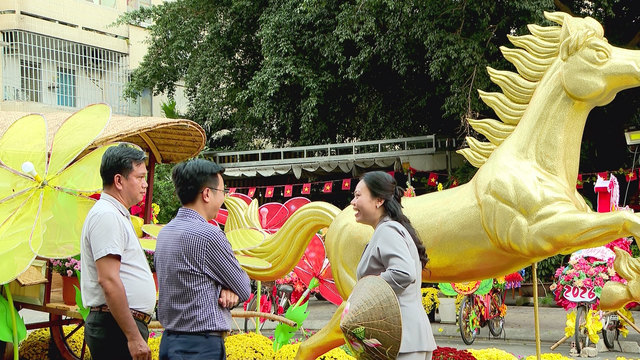 Hơn 500 gian hàng hội tụ tại Chợ hoa Tết lớn nhất Quận 8 - Ảnh 1.