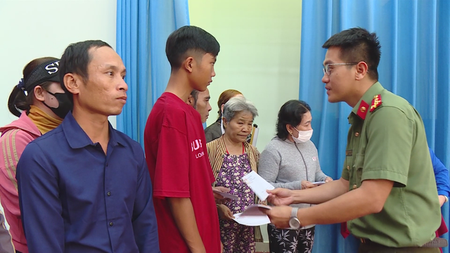 Bình Dương: Lan tỏa yêu thương từ những "Phiên chợ Tết 0 đồng" - Ảnh 5.