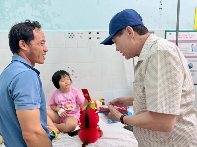 "Ông tiên" lì xì bệnh nhi Bệnh viện Nhi đồng 2 - Ảnh 4.
