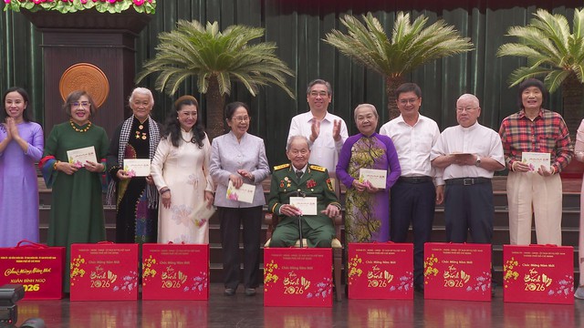 Thời sự HTV ngày 12/2/2026 | Lãnh đạo TP. Hồ Chí Minh chúc Tết, tặng quà các cá nhân tiêu biểu- Ảnh 1.