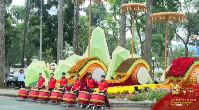 Linh vật Ngựa Bính Ngọ "lộ diện" tại Hội Hoa Xuân Tao Đàn lần thứ 46 - Ảnh 1.