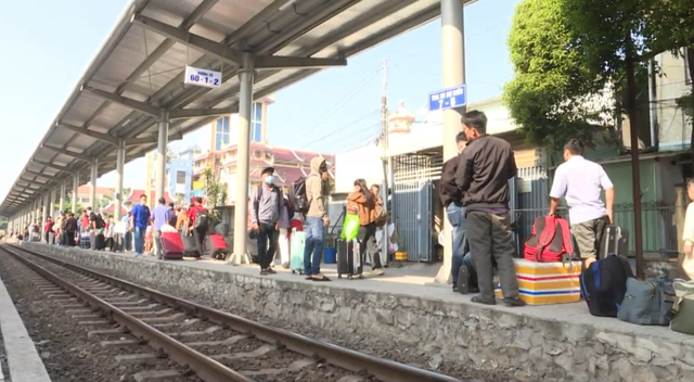 Ga Dĩ An rộn ràng hành trình đoàn viên những ngày giáp Tết - Ảnh 2.