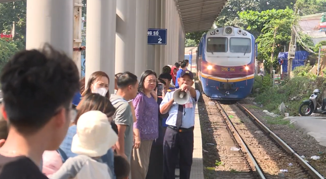 Ga Dĩ An rộn ràng hành trình đoàn viên những ngày giáp Tết - Ảnh 4.