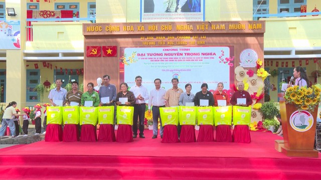 Trao 500 phần quà Tết cho hộ khó khăn tại phường Cát Lái - Ảnh 2.