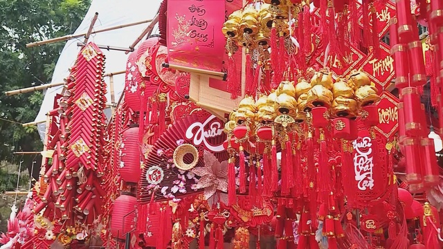 Hà Nội rộn ràng sắc xuân, người dân háo hức du xuân đón Tết Bính Ngọ 2026 - Ảnh 1.