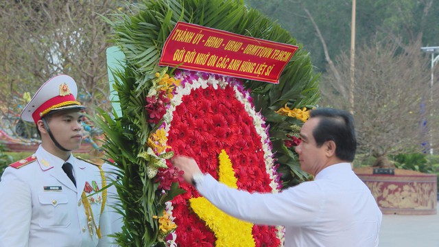 Lãnh đạo TP. Hồ Chí Minh viếng Đền tưởng niệm liệt sĩ Bến Dược và Nghĩa trang liệt sĩ xã An Nhơn Tây - Ảnh 3.