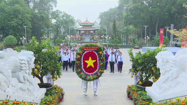 Lãnh đạo TP. Hồ Chí Minh viếng Đền tưởng niệm liệt sĩ Bến Dược và Nghĩa trang liệt sĩ xã An Nhơn Tây - Ảnh 1.