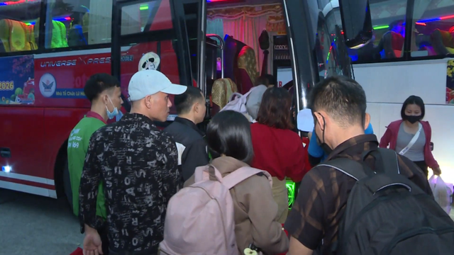 “Chuyến xe Công đoàn - Xuân 2026” đưa gần 1.900 công nhân về quê đón Tết - Ảnh 1.