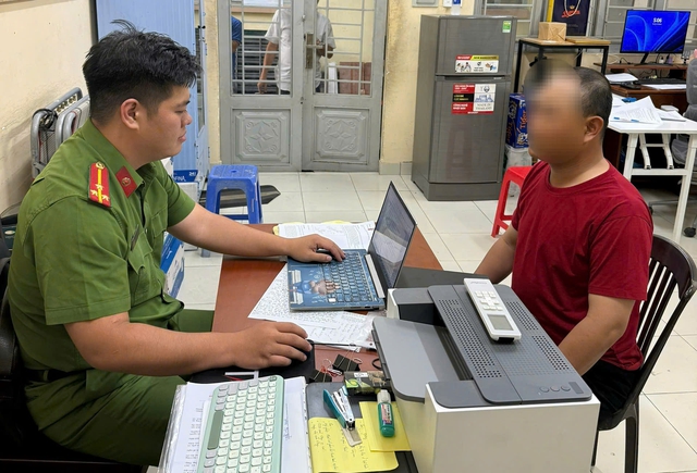 Bảo vệ chặn đầu xe, đe dọa tài xế ô tô ở TP. Hồ Chí Minh đã đến trụ sở công an  - Ảnh 1.