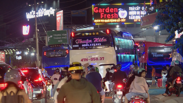 Rộn ràng không khí người dân về quê đón Tết- Ảnh 1.