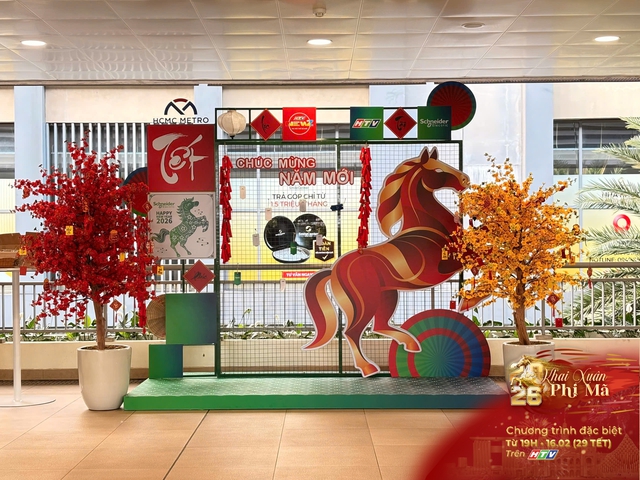 NewZround: Giao thông Xanh - Năng lượng mới: Không gian Tết Bính Ngọ rộn ràng tại Metro- Ảnh 1.