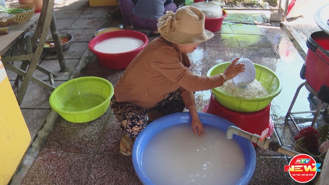TP. Hồ Chí Minh: Ấm áp nồi bánh tét đoàn viên của gia đình nhiều thế hệ- Ảnh 4.