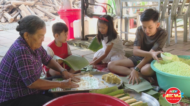 TP. Hồ Chí Minh: Ấm áp nồi bánh tét đoàn viên của gia đình nhiều thế hệ- Ảnh 5.