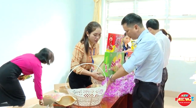 Chung tay mang Tết ấm đến học sinh nghèo- Ảnh 1. Chung tay mang Tết ấm đến học sinh nghèo- Ảnh 1.