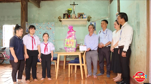 Chung tay mang Tết ấm đến học sinh nghèo- Ảnh 5. Chung tay mang Tết ấm đến học sinh nghèo- Ảnh 5.