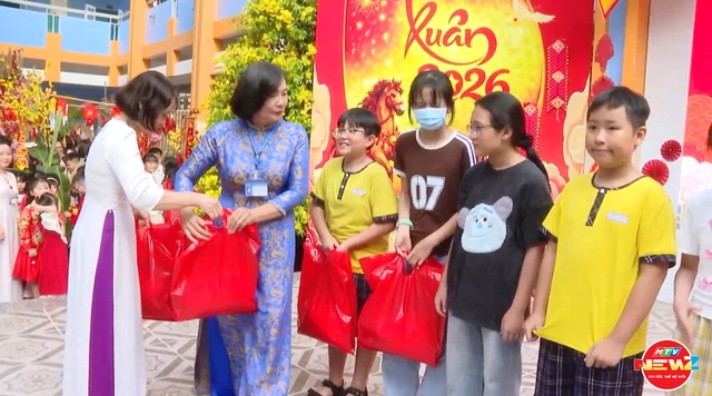 Chung tay mang Tết ấm đến học sinh nghèo- Ảnh 7. Chung tay mang Tết ấm đến học sinh nghèo- Ảnh 7.