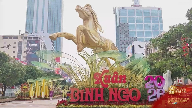 Rực rỡ áo dài Việt trước thềm khai mạc Đường hoa Nguyễn Huệ - Ảnh 1.