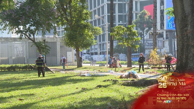 Thầm lặng giữ gìn sắc xuân xanh – sạch – đẹp tại Công viên 23/9 - Ảnh 1.