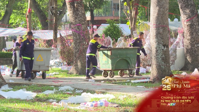 Thầm lặng giữ gìn sắc xuân xanh – sạch – đẹp tại Công viên 23/9 - Ảnh 2.