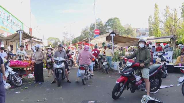 Nhộn nhịp chợ 29 Tết tại khu vực phía Đông TP. Hồ Chí Minh - Ảnh 1.